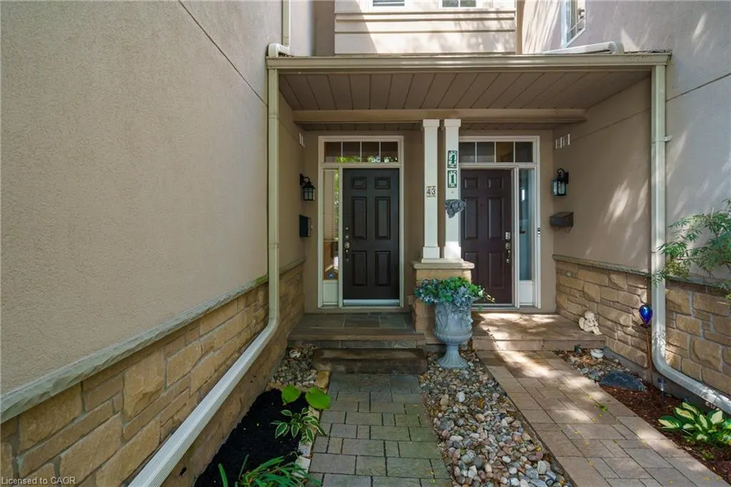 43 Fairwood Place W