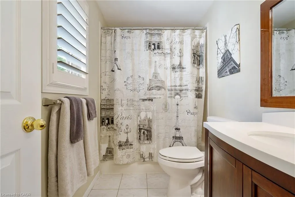 43 Fairwood Place W