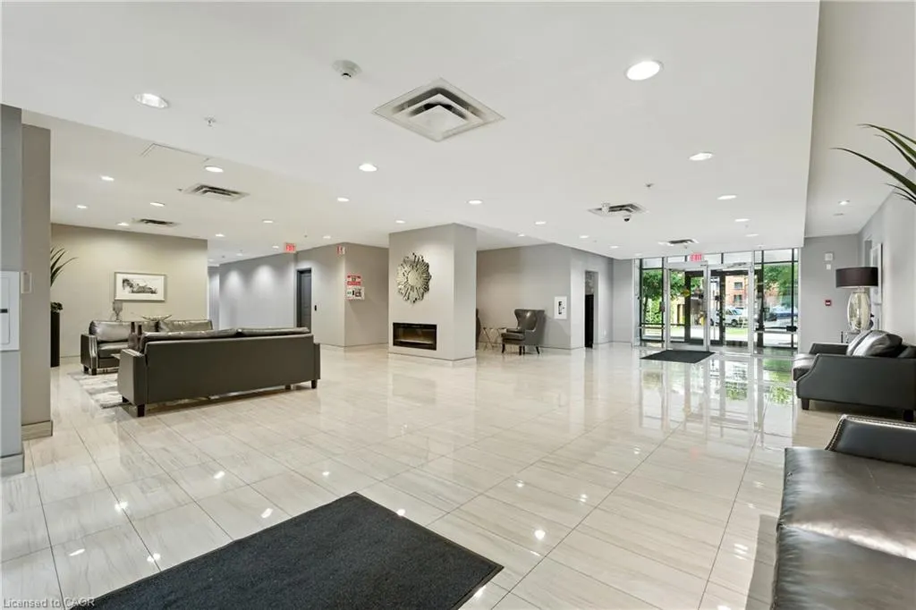 85 Robinson Street, #902
