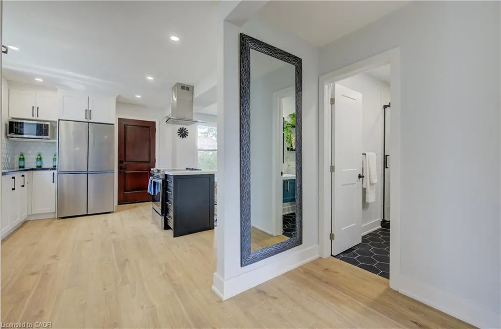 28 Barons Avenue S