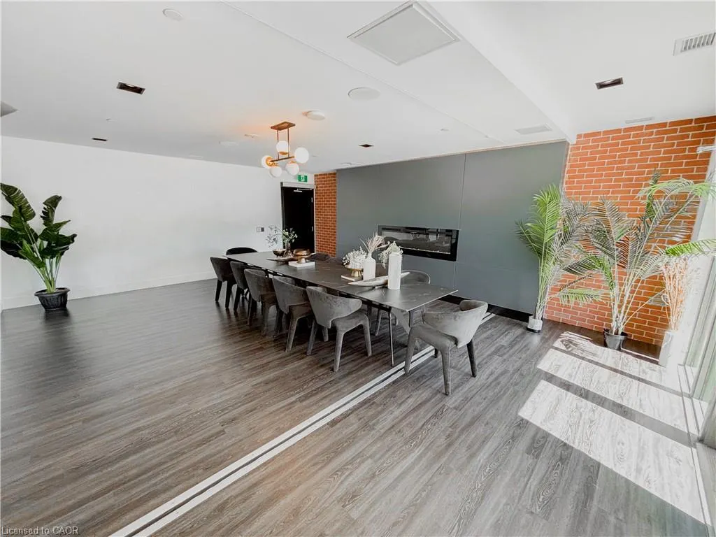 25 Wellington Street S, #1602