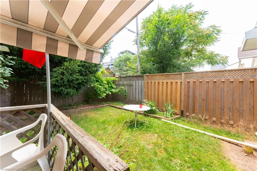 168 Macnab Street N