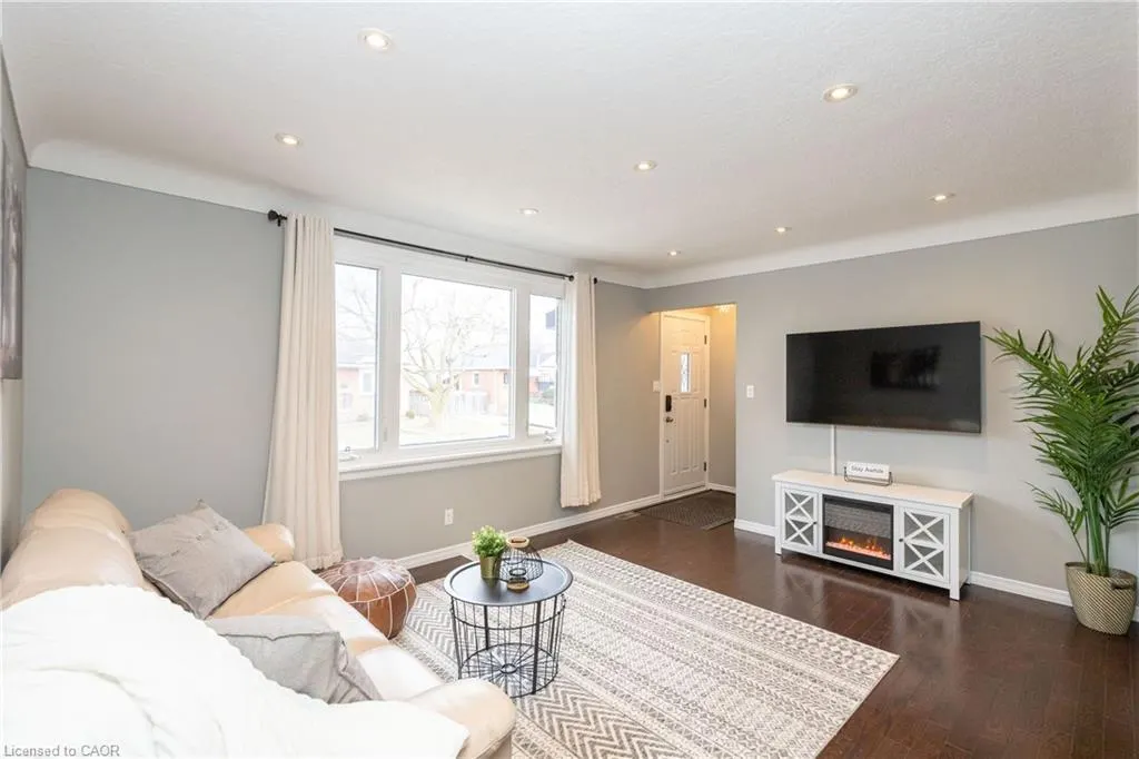 4 Sunning Hill Avenue, #UPPER