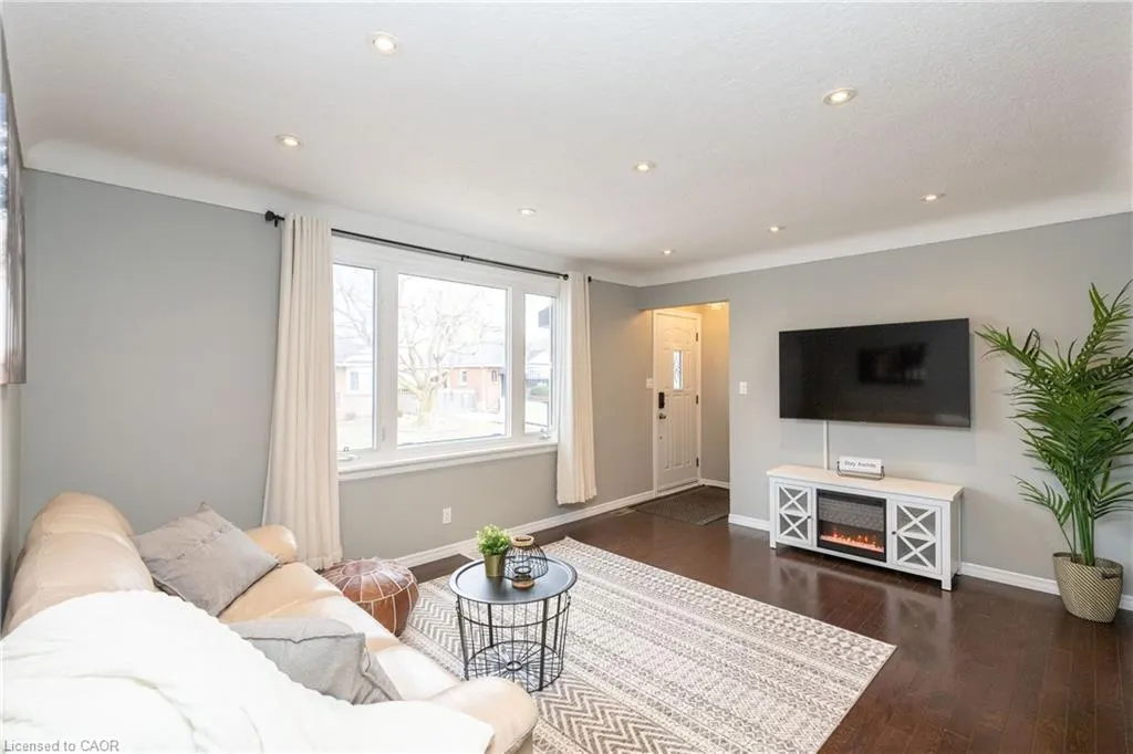 4 Sunning Hill Avenue, #UPPER