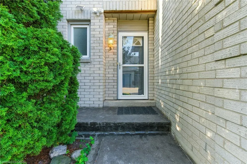 1 Royalwood Court, #5