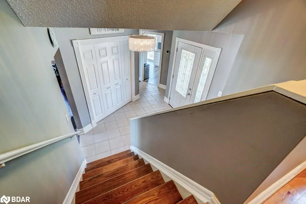 34 Meadowlands Dr