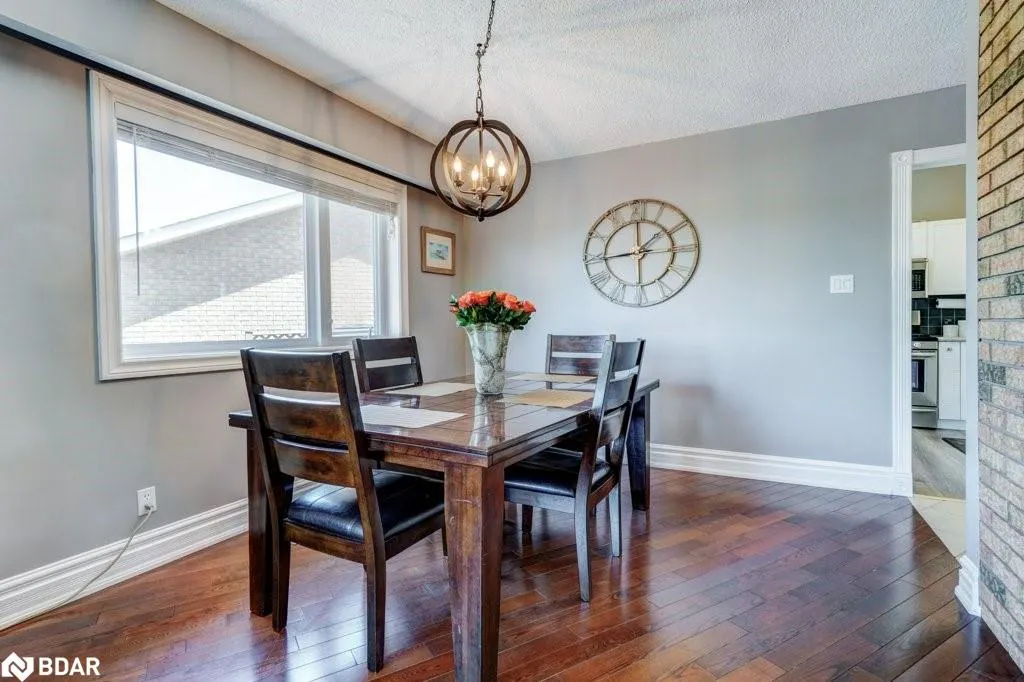 34 Meadowlands Dr
