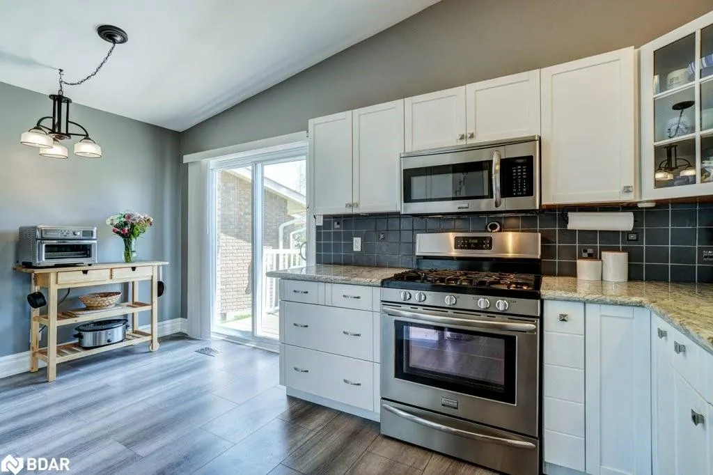 34 Meadowlands Dr