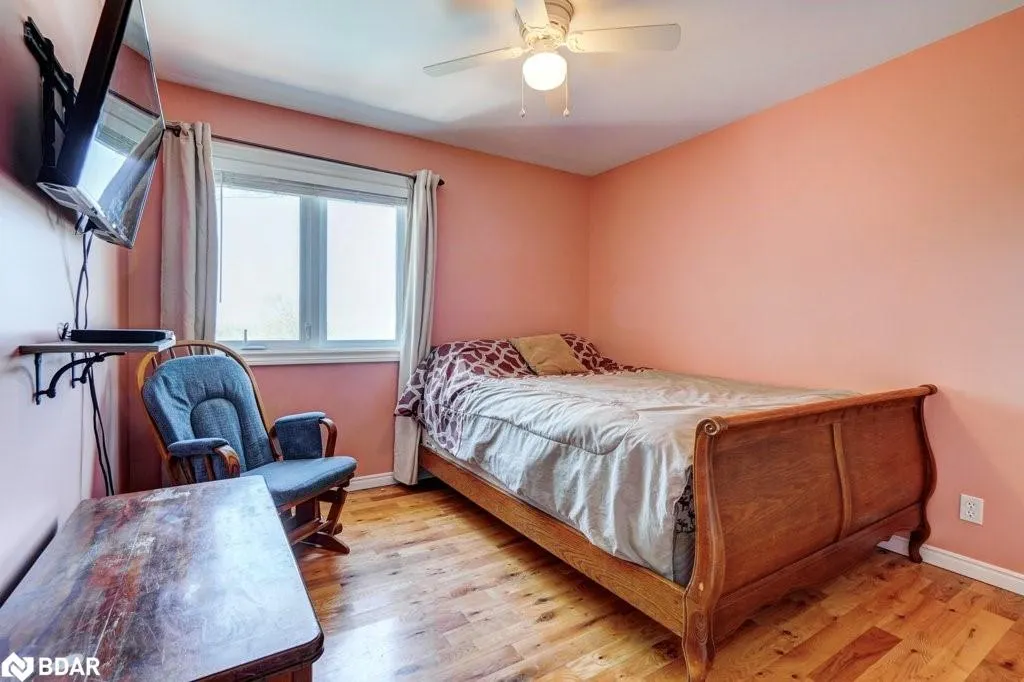 34 Meadowlands Dr