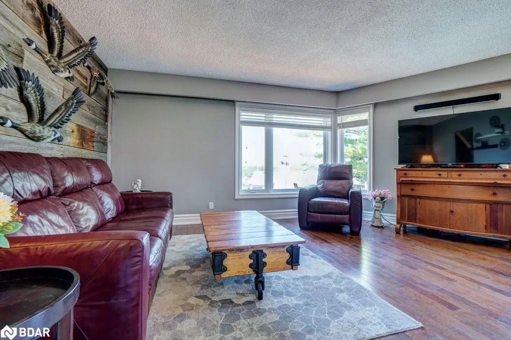 34 Meadowlands Dr