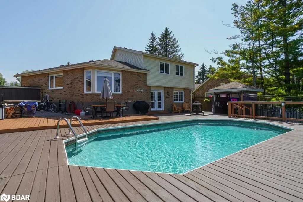 34 Meadowlands Dr