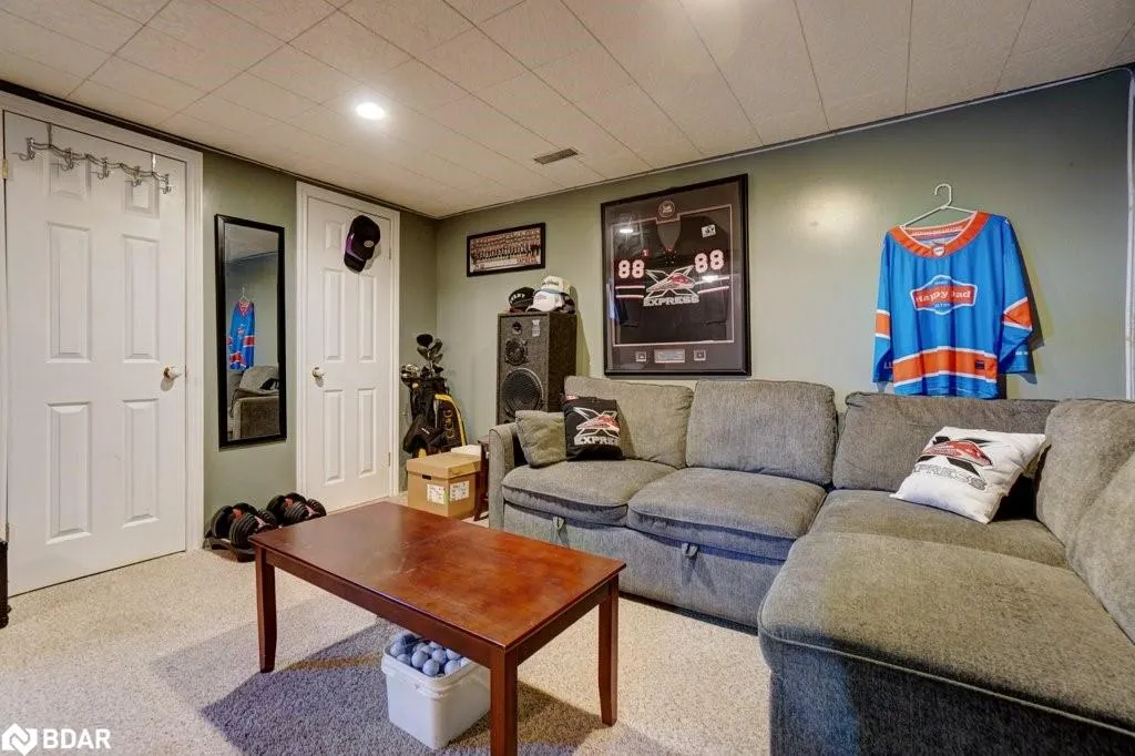 34 Meadowlands Dr
