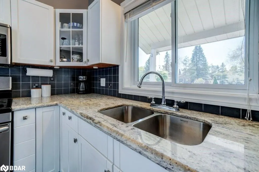 34 Meadowlands Dr