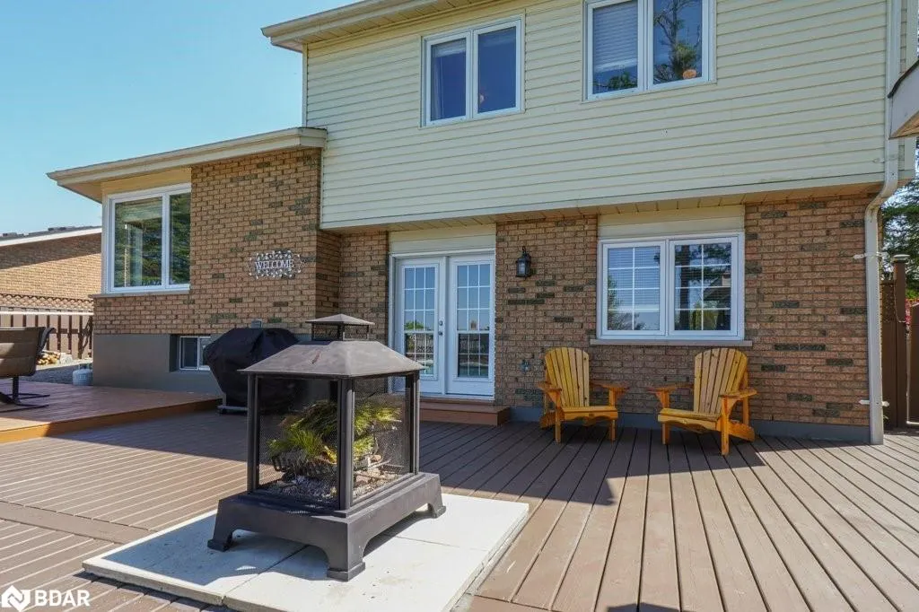 34 Meadowlands Dr
