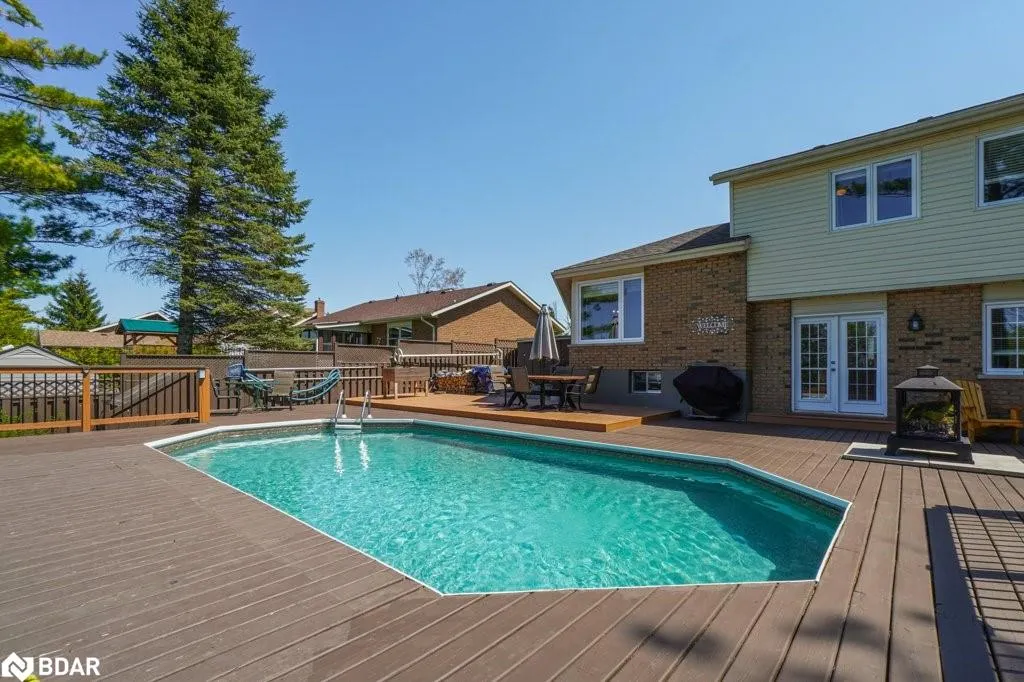 34 Meadowlands Dr