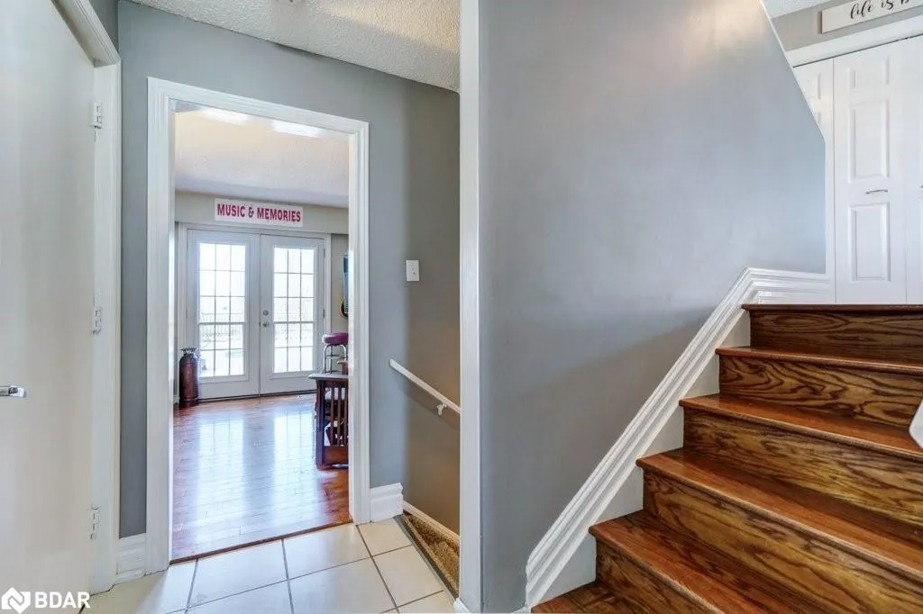 34 Meadowlands Dr
