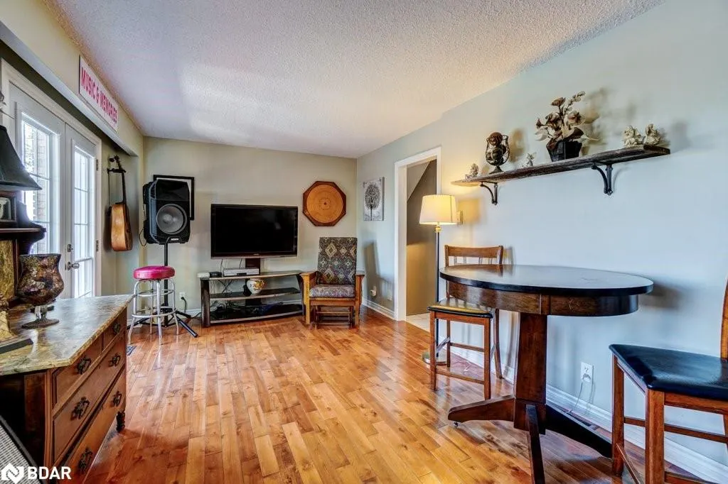 34 Meadowlands Dr