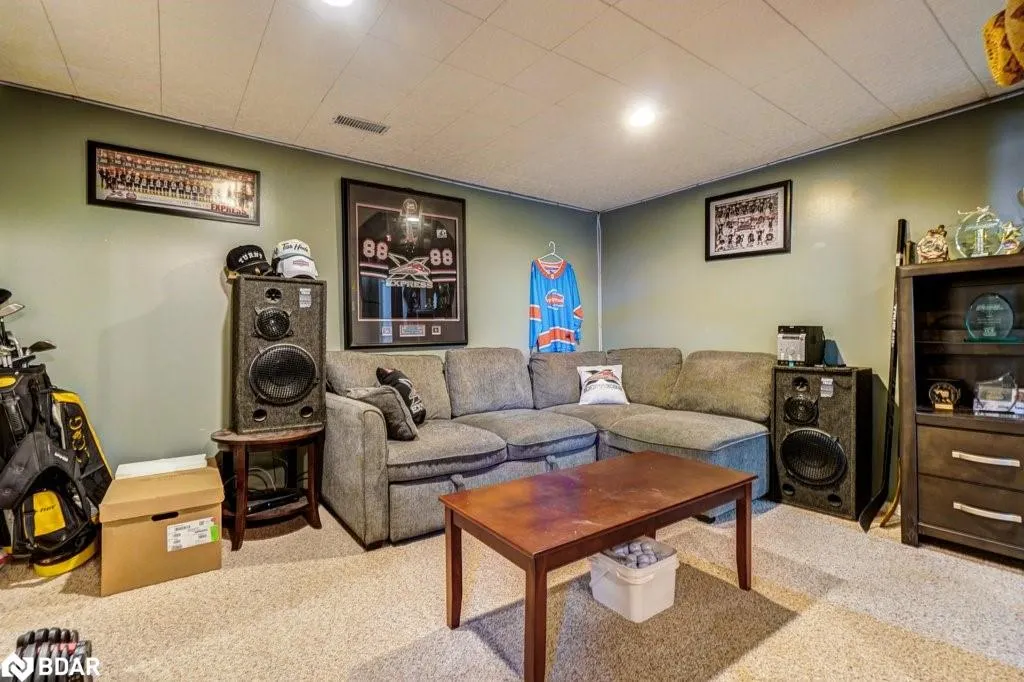 34 Meadowlands Dr