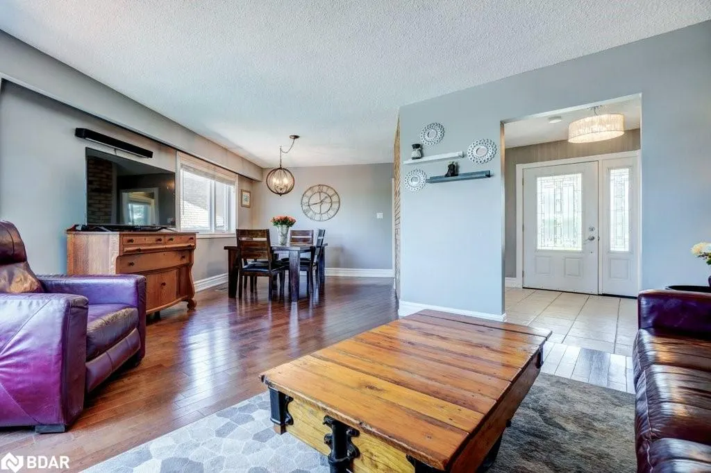 34 Meadowlands Dr