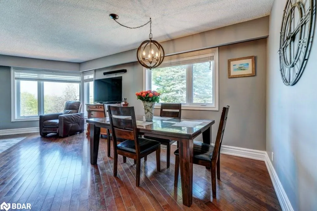 34 Meadowlands Dr