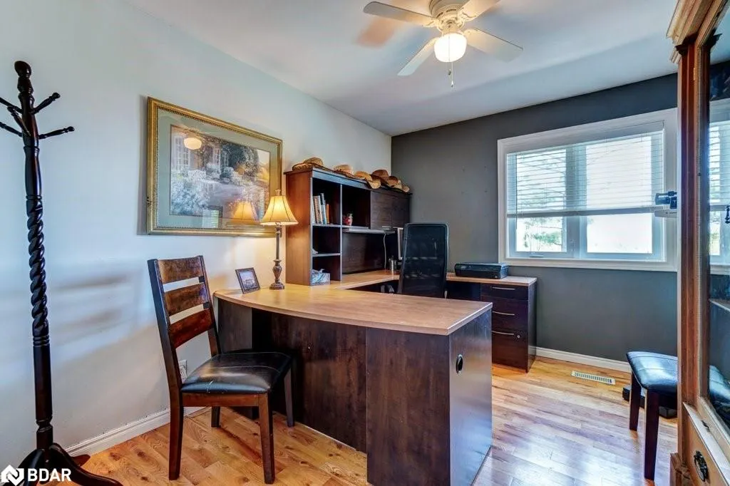 34 Meadowlands Dr