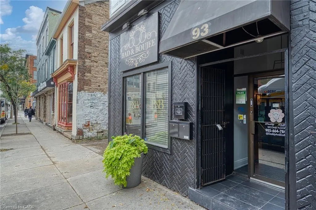 93 John Street S