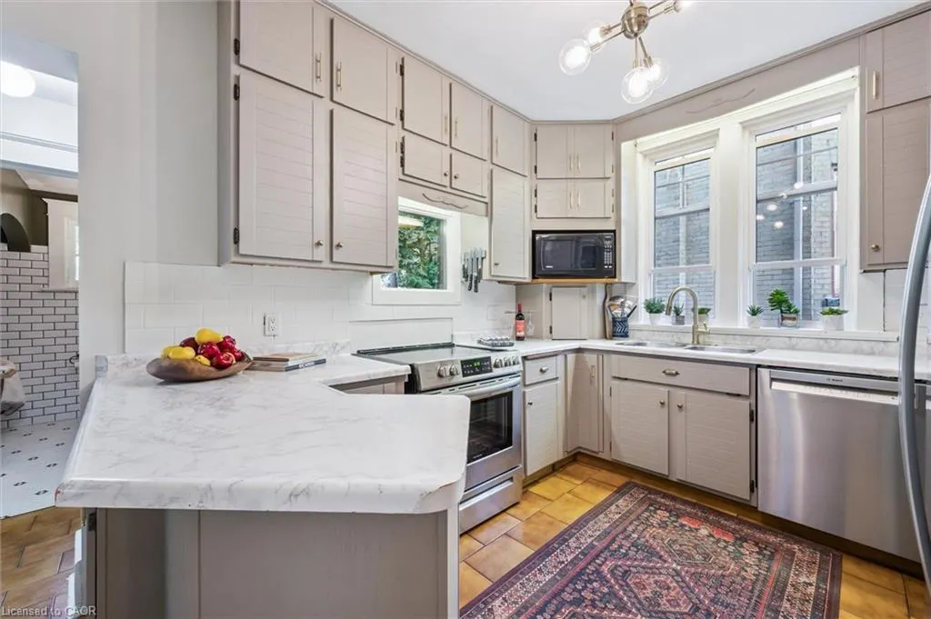 76 Ahrens Street W
