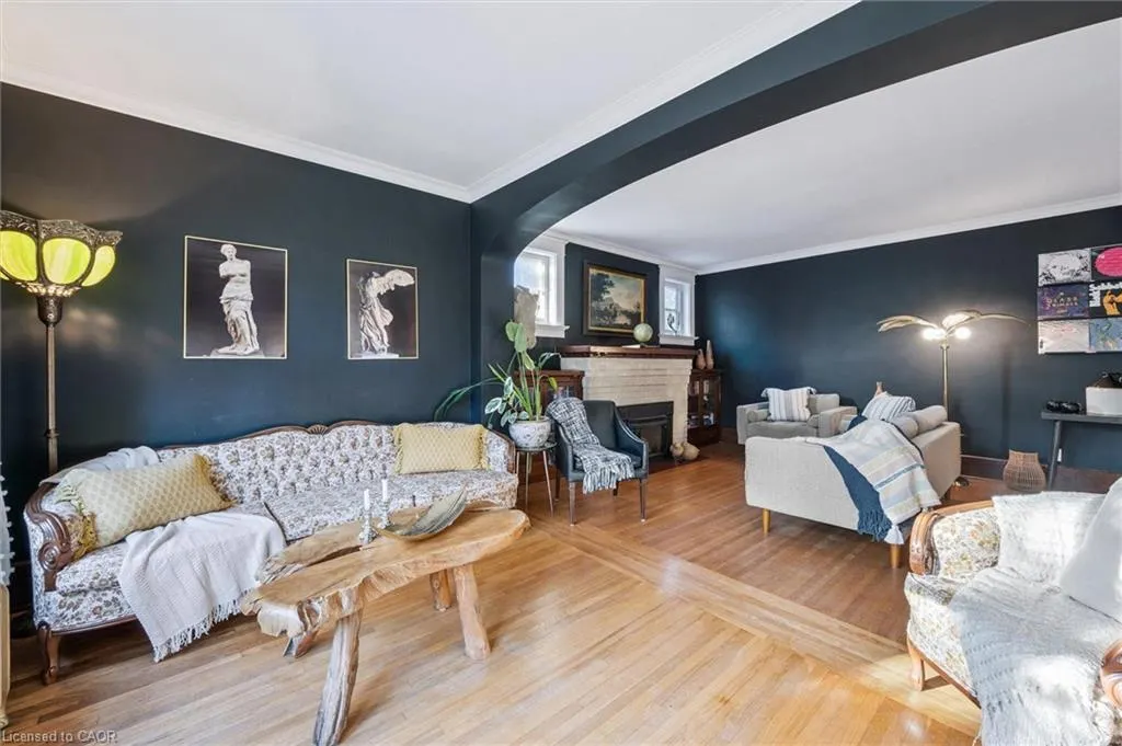 76 Ahrens Street W