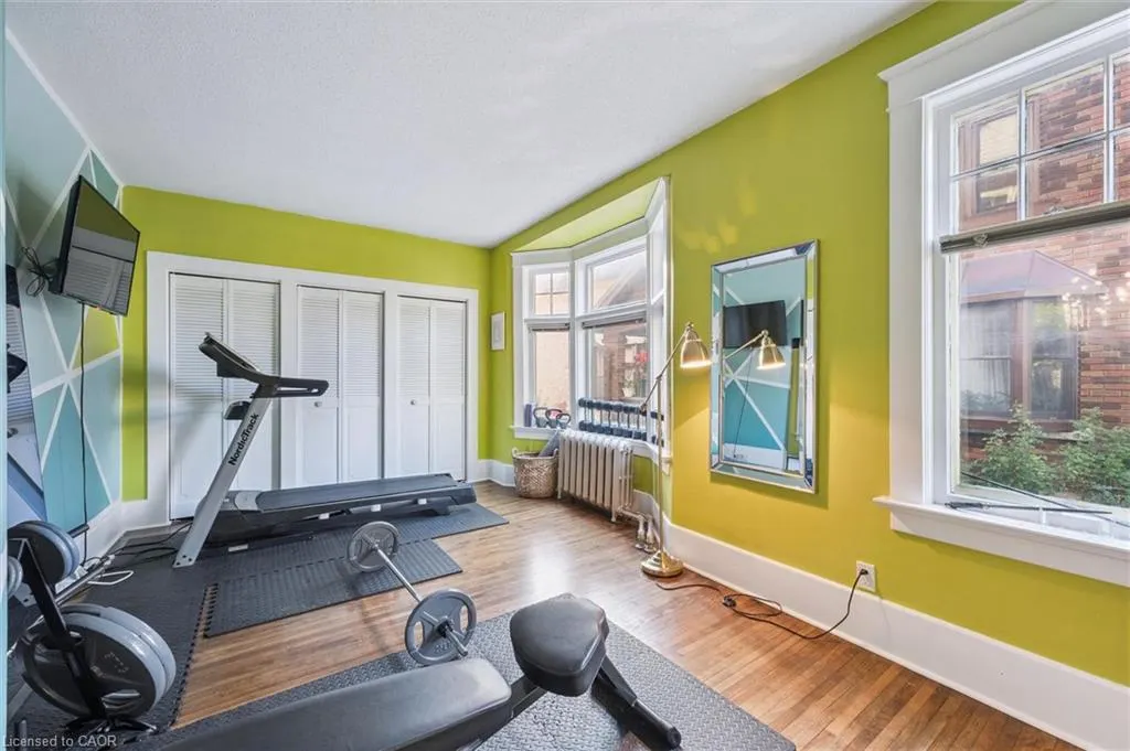 76 Ahrens Street W