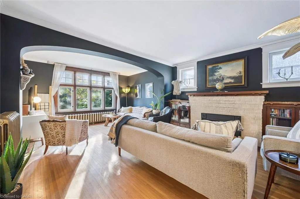 76 Ahrens Street W