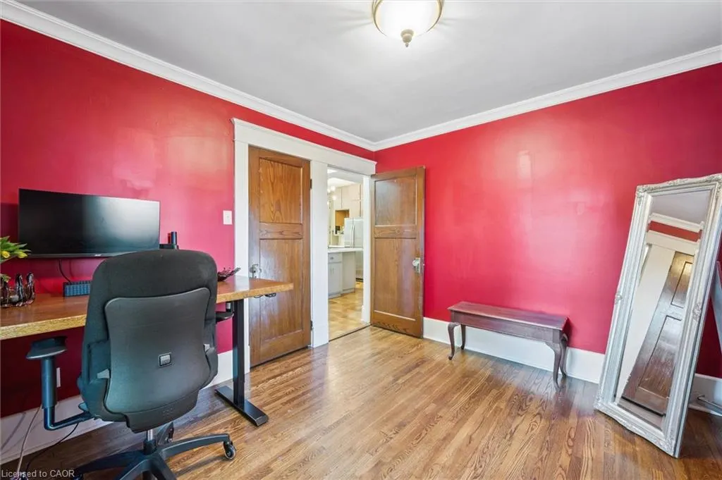 76 Ahrens Street W