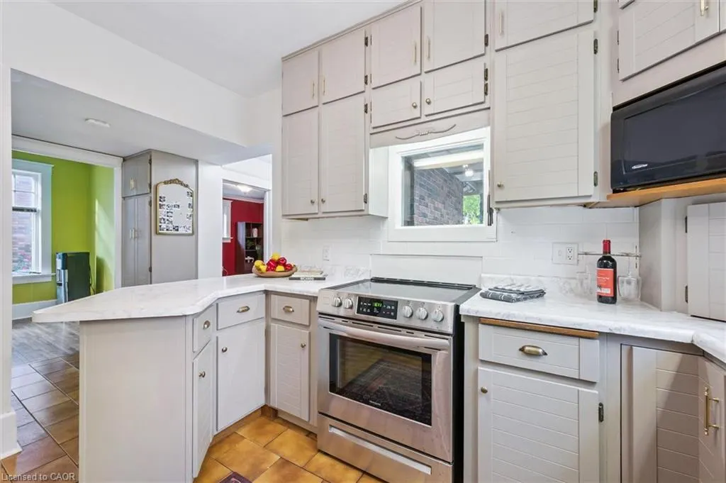 76 Ahrens Street W