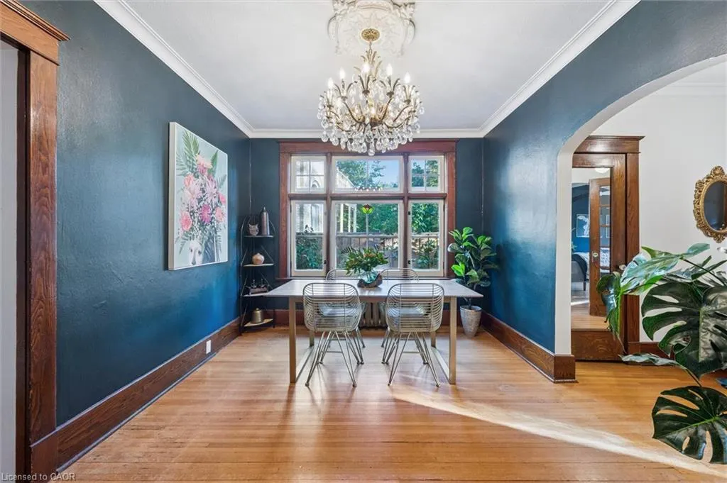76 Ahrens Street W