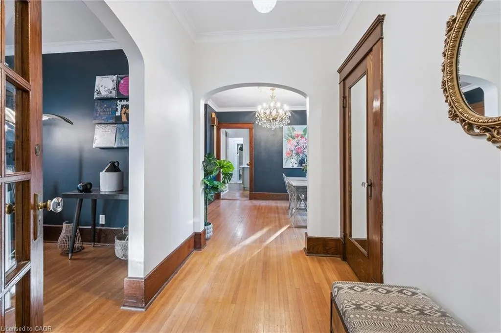 76 Ahrens Street W