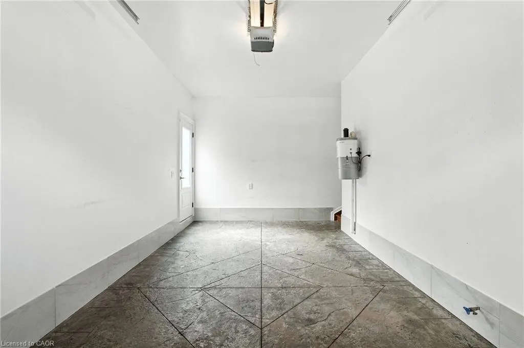 199 Hunter Street W