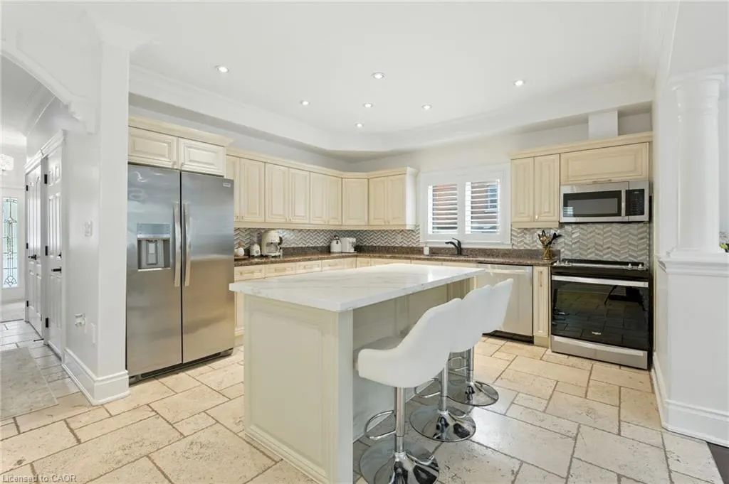 199 Hunter Street W
