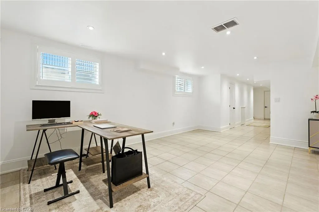 199 Hunter Street W