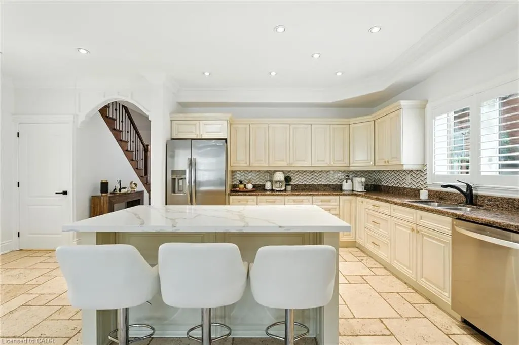 199 Hunter Street W