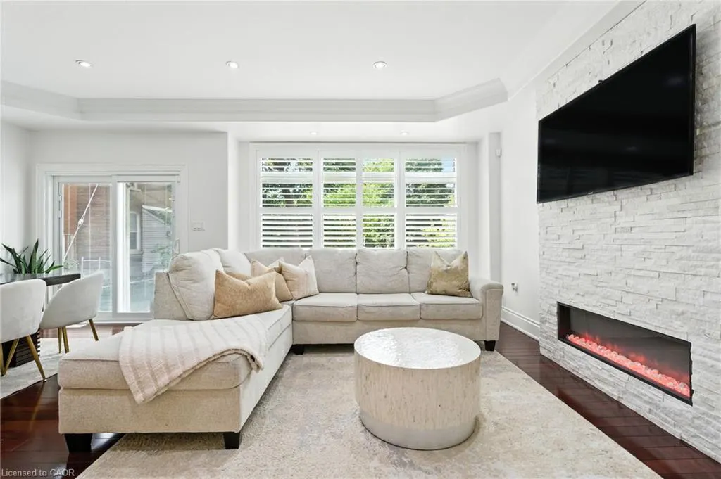 199 Hunter Street W