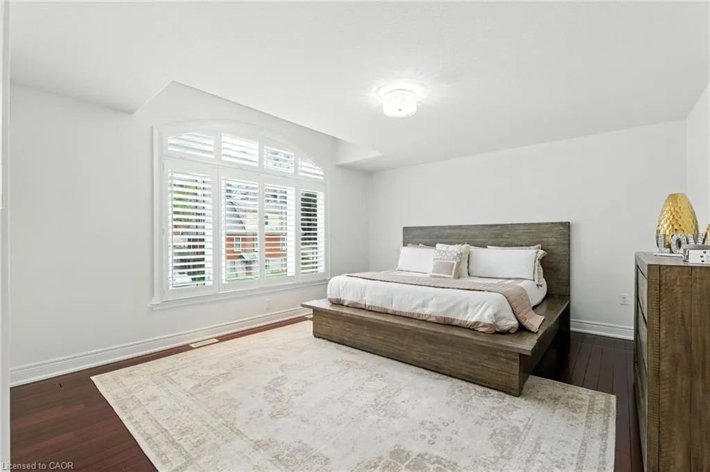 199 Hunter Street W