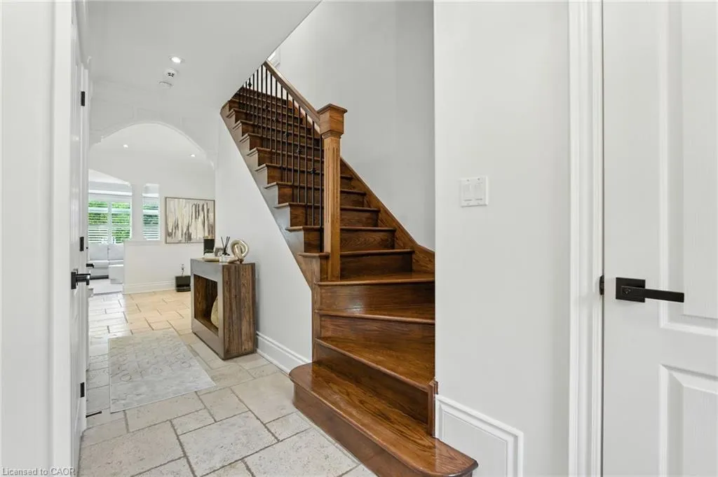 199 Hunter Street W