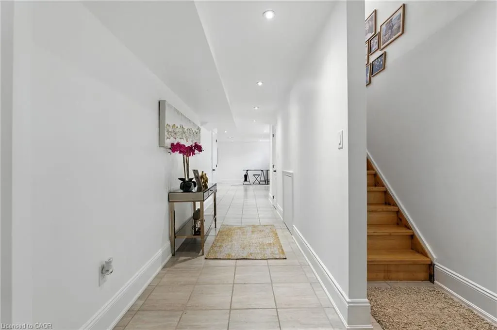 199 Hunter Street W