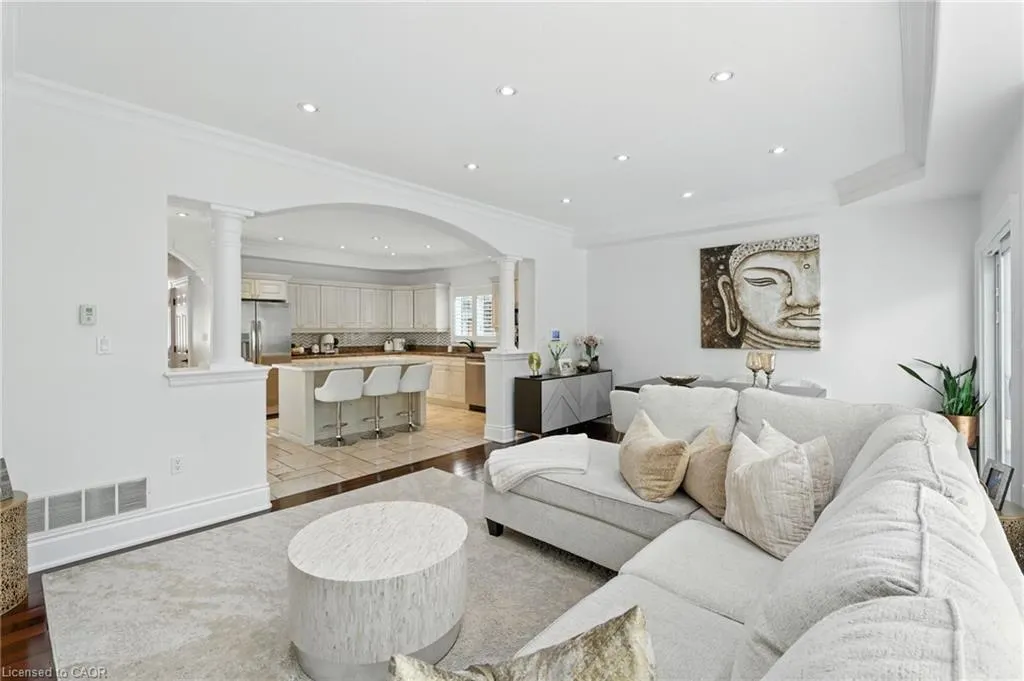 199 Hunter Street W