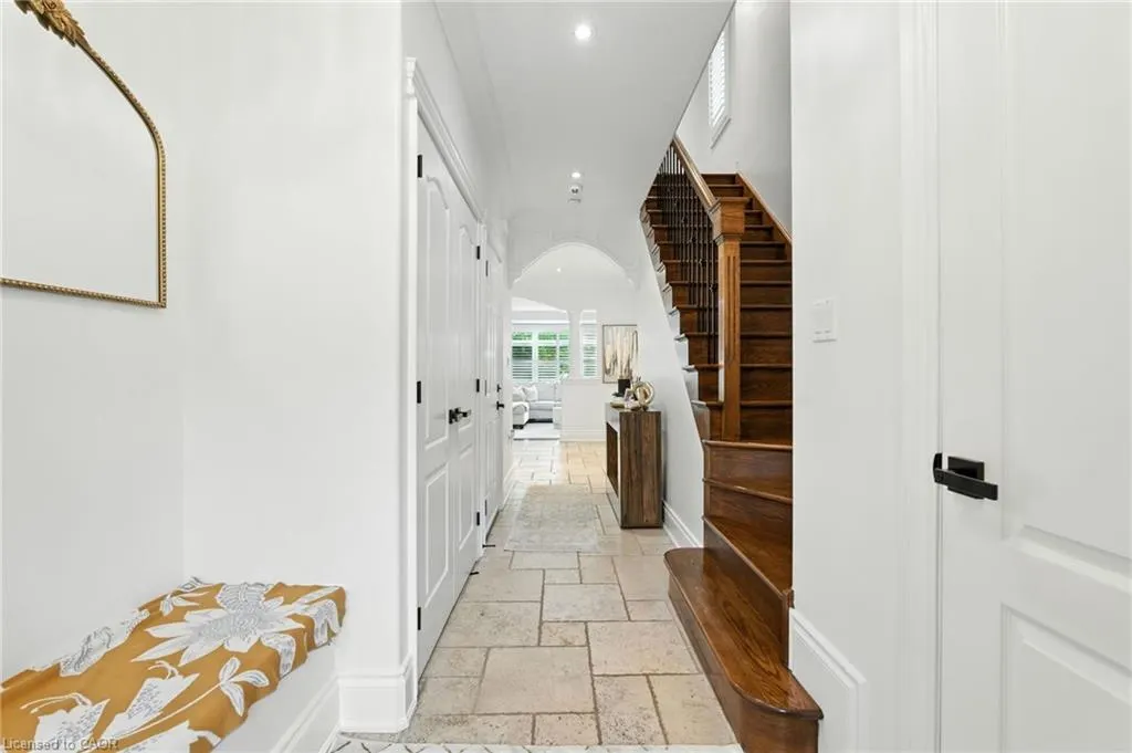 199 Hunter Street W