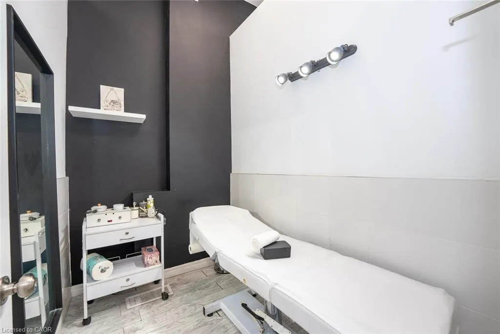 910 Bloor Street W
