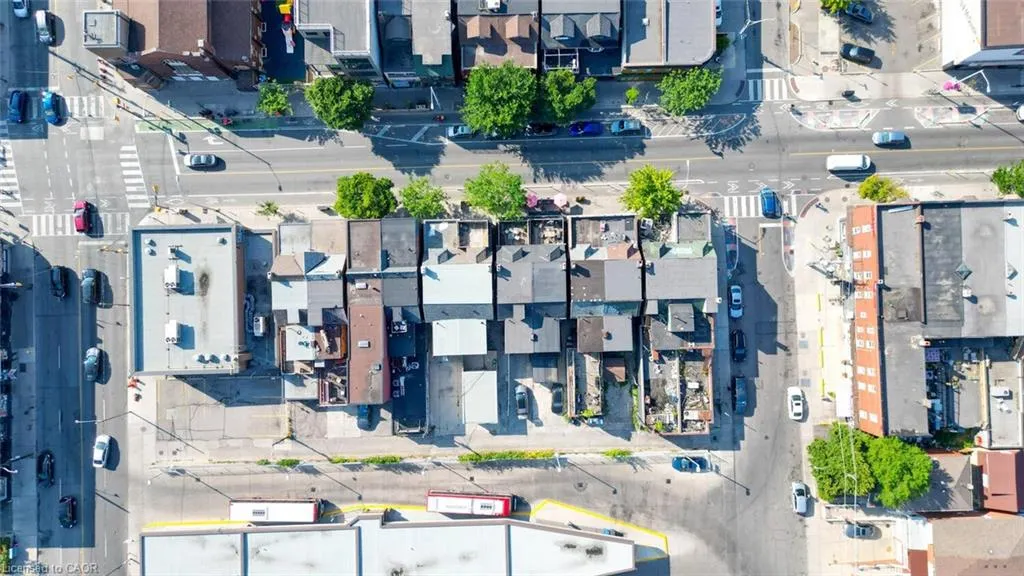 910 Bloor Street W