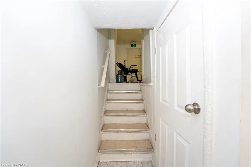 910 Bloor Street W