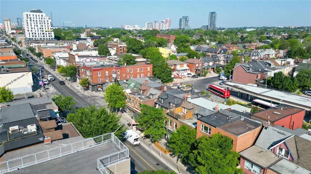 910 Bloor Street W