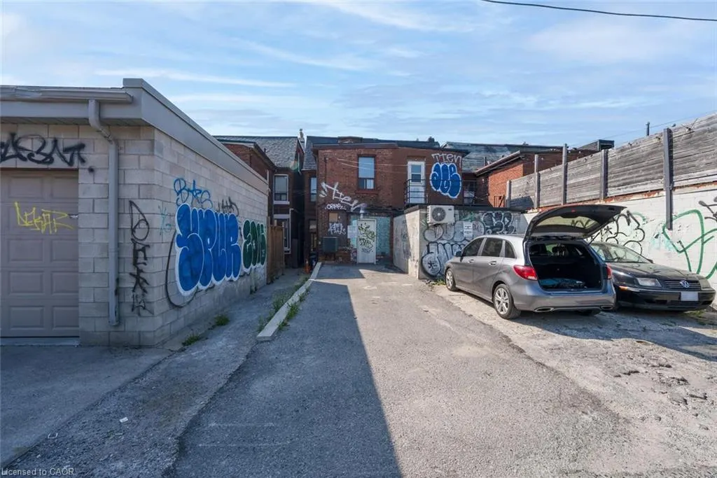 910 Bloor Street W
