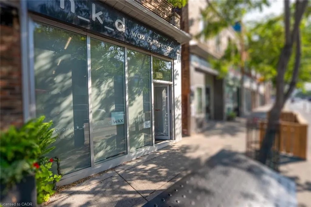910 Bloor Street W